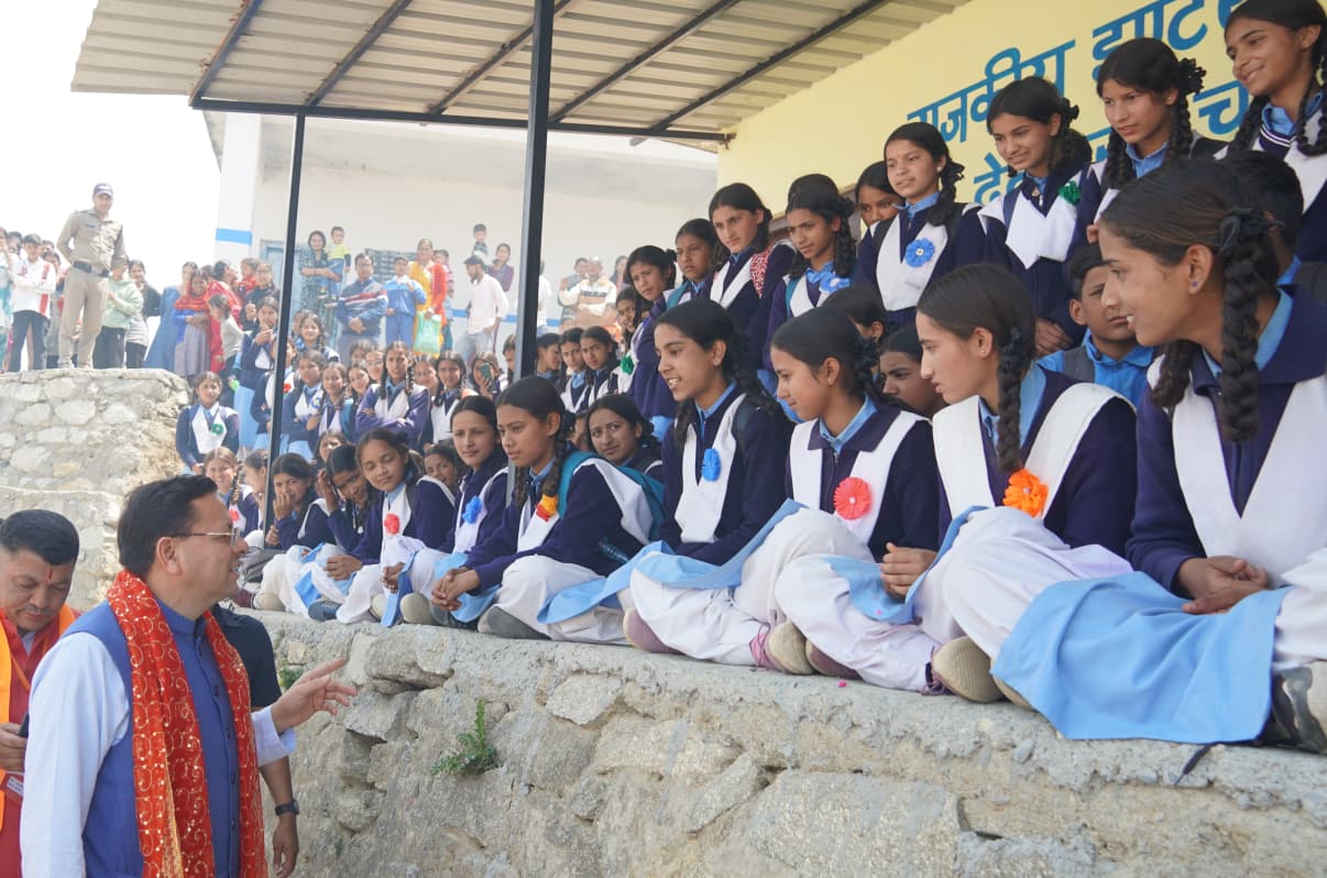 رئيس وزراء الولاية يلتقي بالطلاب في "ديفيدهورا" ويتمنى لهم مستقبلاً مشرقاً