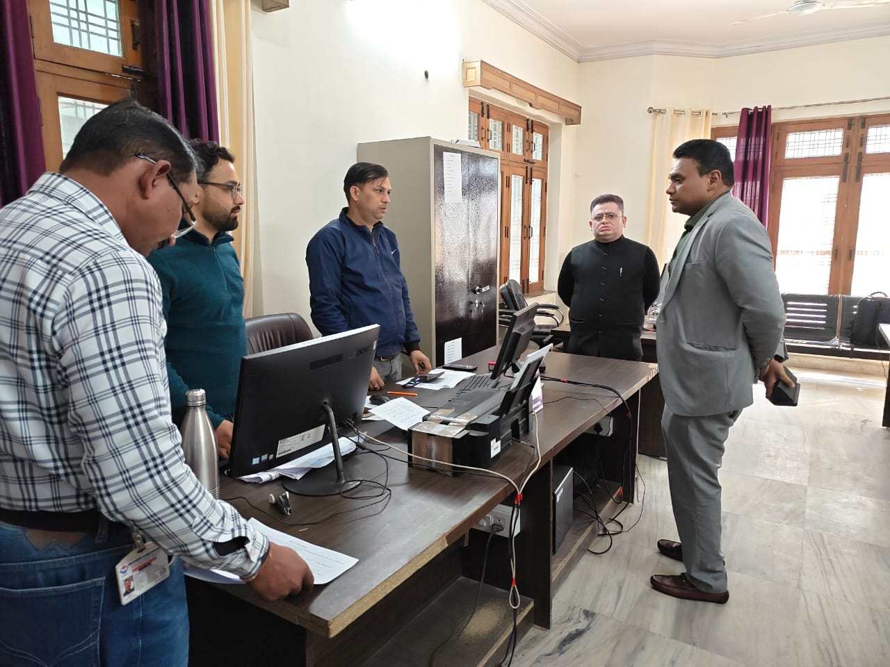 ہاؤسنگ سکریٹری ڈاکٹر آر راجیش کمار نے بائیو میٹرک حاضری اور نظم و ضبط کو نافذ کرتے ہوئے ٹاؤن اینڈ کنٹری پلاننگ ڈیپارٹمنٹ کا اچانک معائنہ کیا۔