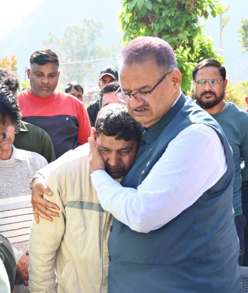 وزیر گنیش جوشی نے مالدیوتا حادثہ میں ہلاک ہونے والے نوجوان کے اہل خانہ سے ملاقات کی اور ہر ممکن مدد کا یقین دلایا۔
