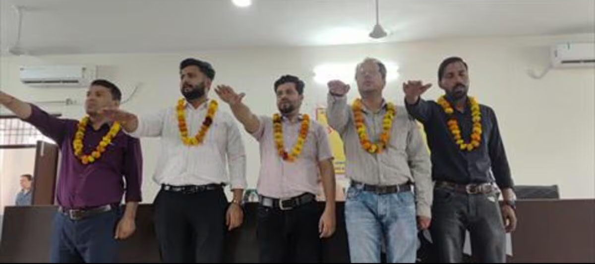 س سلنڈر گاڑی کے آتے ہی ہجوم اکٹھا ہو گیا۔ پولیس نے لوگوں