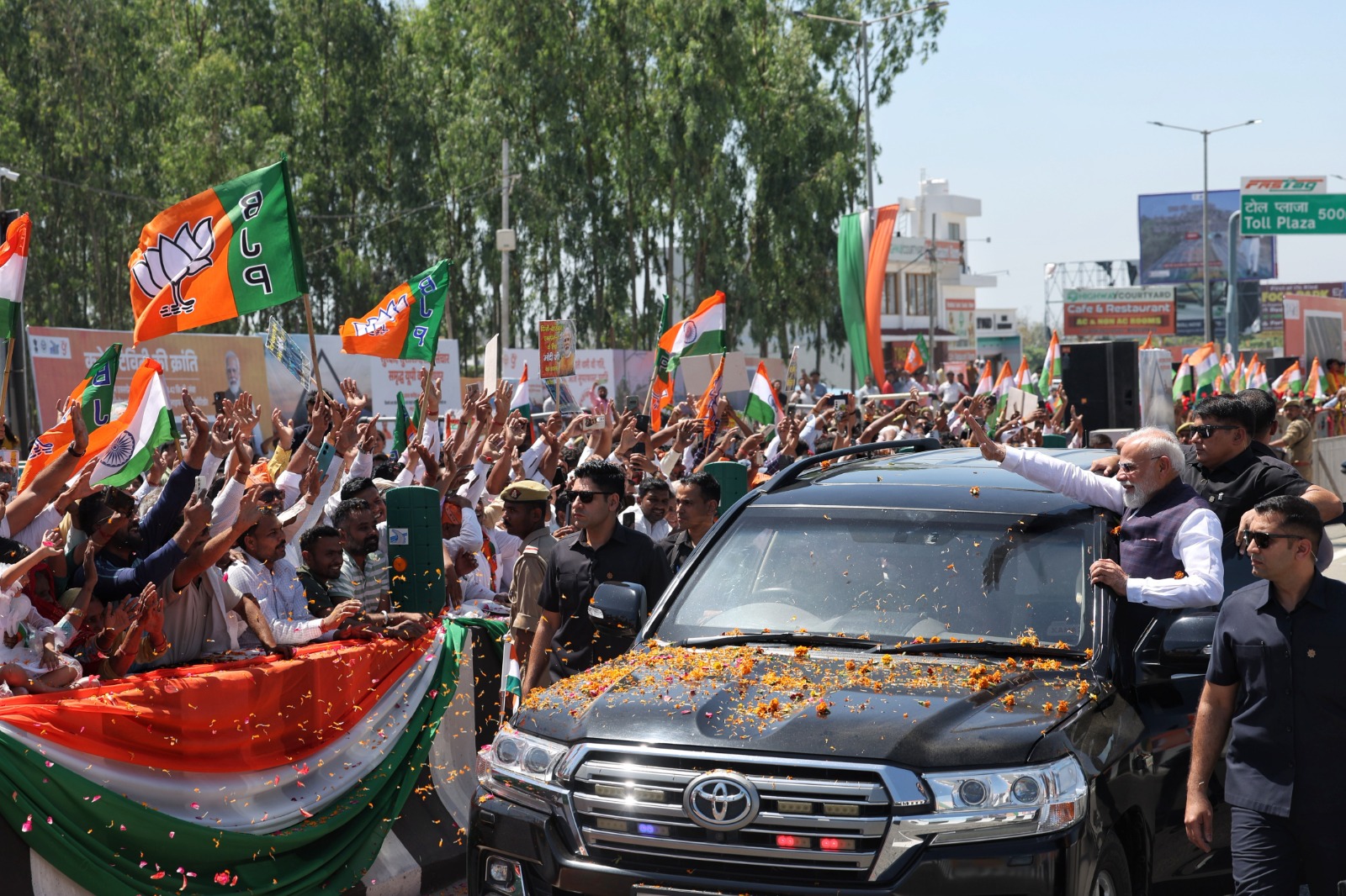وزیر اعظم مودی نے اپنے جانے پہچانے انداز میں ایک بار پھر اتراکھنڈ سے اپنی محبت کا مظاہرہ کیا۔