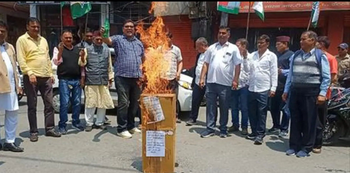 کمرشل گیس سلنڈر کی قیمتوں میں اضافے پر کانگریس ناراض